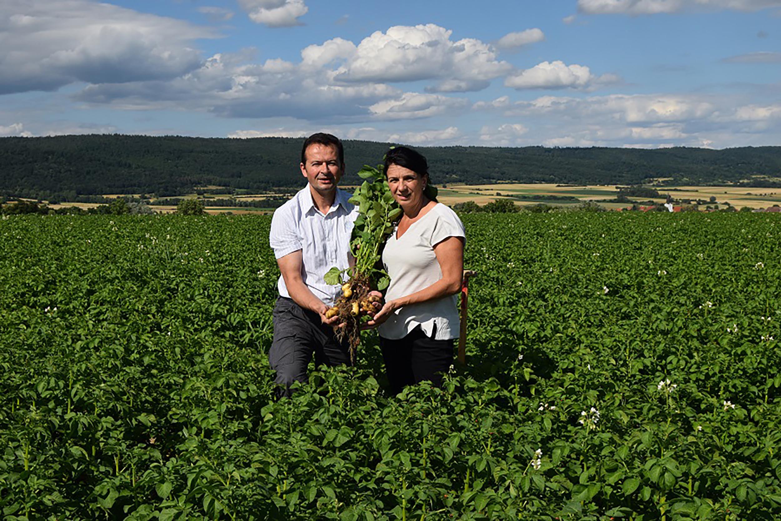 Gabi und Franz Brunner auf dem Feld